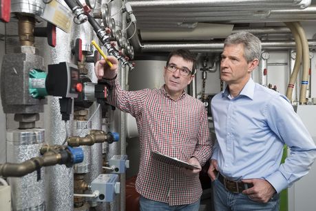 Energieberater erklärt Hausherr seine Heiztechnik